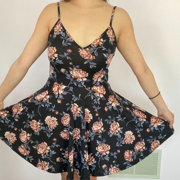 [NWT] Floral Dress - Picture 2 of 7